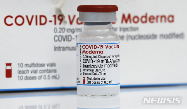 [서울=뉴시스]정병혁 기자 = 22일 서울 서초구 서울성모병원 코로나19 예방접종센터에 코로나19 모더나 백신이 놓여 있다. 모더나 백신 접종은 지난 21일부터 상급종합병원 소속 30세 미만 의료진을 대상으로 시행됐다. 2021.06.22. jhope@newsis.com