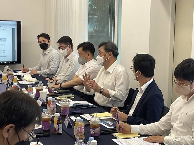 [서울=뉴시스]박윤규 과학기술정보통신부 2차관 주재로 23일 서울시 봉은사로에 위치한 AI 스타트업 마블러스에서 '디지털 국정과제 연속 현장 간담회'가 열렸다. (사진=과학기술정보통신부 제공) 2022.06.23