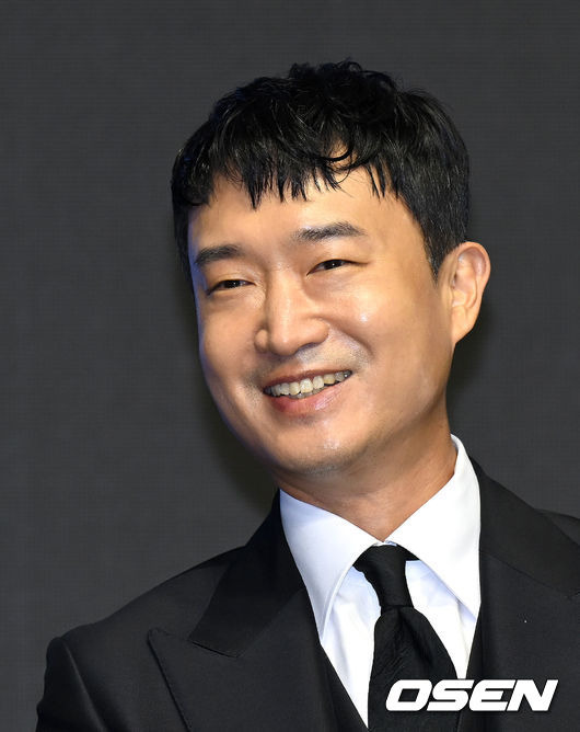 [OSEN=이대선 기자] 23일 오전 서울 콘래드 호텔에서 영화 ‘외계+인’ 1부 제작보고회가 열렸다.  배우 조우진이 미소를 짓고 있다. 2022.06.23 /sunday@osen.co.kr