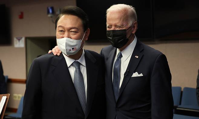 윤석열 대통령(왼쪽)과 조 바이든 미국 대통령. 뉴스1
