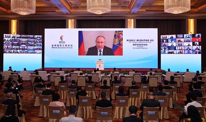 블라디미르 푸틴 러시아 대통령이 22일(현지시간) 모스크바에서 화상을 통해 브릭스(BRICS: 브라질·러시아·인도·중국·남아공) 비즈니스 포럼 기조연설을 하고 있다.  모스크바=신화/뉴시스