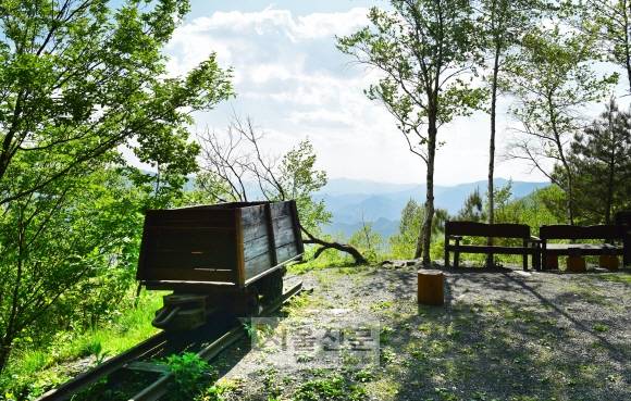 ‘1177갱’ 앞에 세워 둔 석탄차.