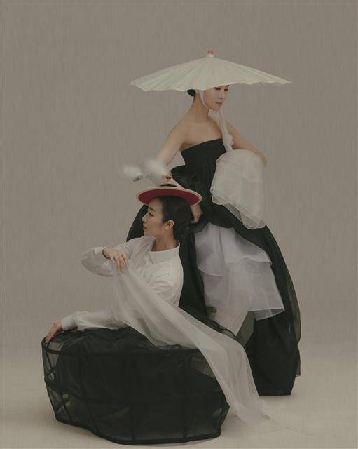 공연을 앞두고 포즈를 취한 최은아(앞)와 하나경.경기아트센터 제공