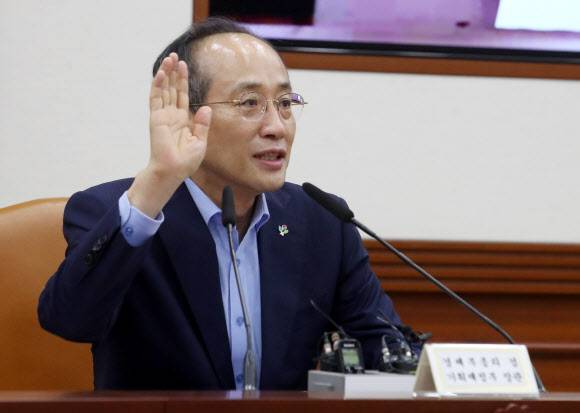 손 들어 인사하는 추경호 부총리 - 추경호 경제부총리 겸 기획재정부 장관이 23일 정부서울청사에서 서울-세종 영상으로 열린 제2차 비상경제장관회의에 참석해 세종 참석자들과 손인사하고 있다. 2022.06.23. 뉴시스