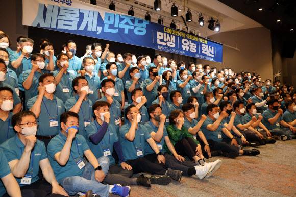 우상호 더불어민주당 비상대책위원장과 박홍근 원내대표 등 참석 의원들이 23일 충남 예산군 덕산리솜리조트에서 열린‘새롭게 도약하는 민주당의 진로 모색을 위한 국회의원 워크숍에서 기념촬영을 하고 있다. 2022.6.23 연합뉴스