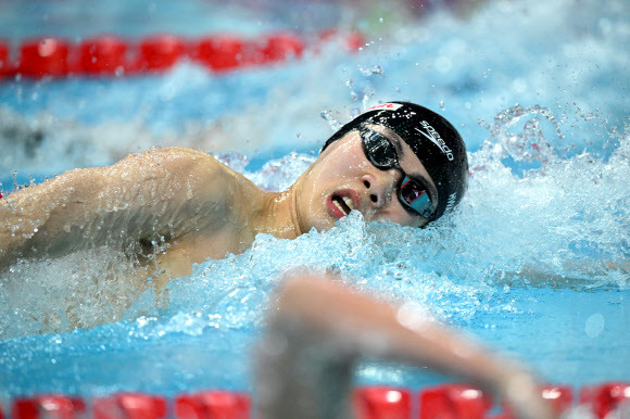 황선우가 20일(현지시간) 헝가리 부다페스트의 두나 아레나에서 열린 2022 국제수영연맹(FINA) 세계선수권대회 남자 자유형 200m 결승에서 힘차게 물살을 가르고 있다.AFP 연합뉴스
