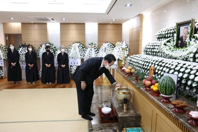윤석열 대통령이 23일 서울 송파구 서울아산병원 장례식장에 마련된 고 조순 전 경제부총리의 빈소를 찾아 조문하고 있다. 대통령실 제공