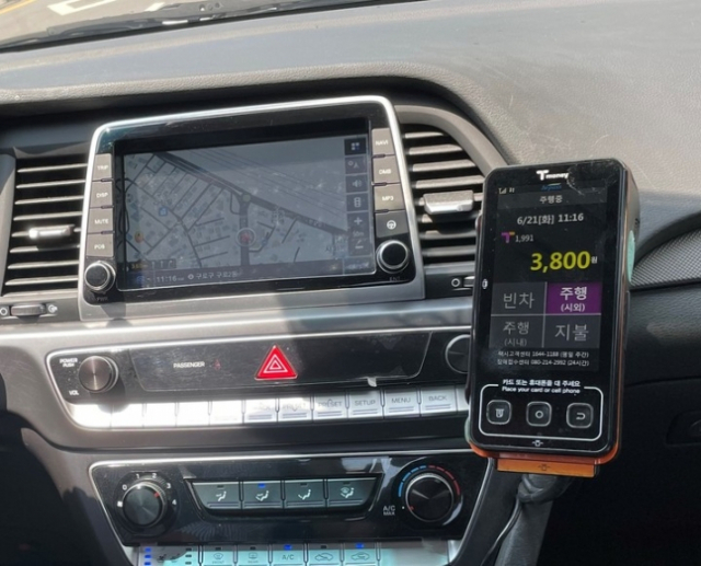 GPS 기반 택시 앱 미터기가 장착된 택시 내부. 사진 제공=서울시