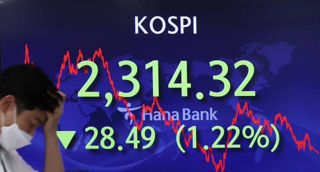 코스피와 코스닥이 이틀 연속 연저점으로 추락한 23일 오후 서울 중구 하나은행 본점 딜링룸에서 직원이 전광판 앞을 지나고 있다. 이날 코스피는 전 거래일보다 28.49포인트(1.22%) 내린 2314.32에 장을 마쳤다. 연합뉴스