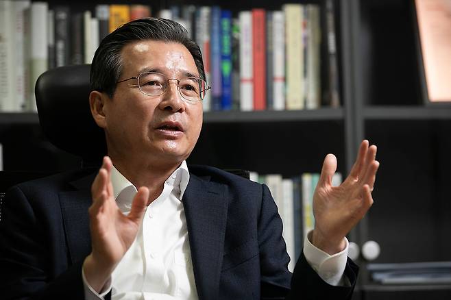 김용범 전 기재부 차관은 최근 책 <격변과 균형>을 썼다. ⓒ시사IN 이명익