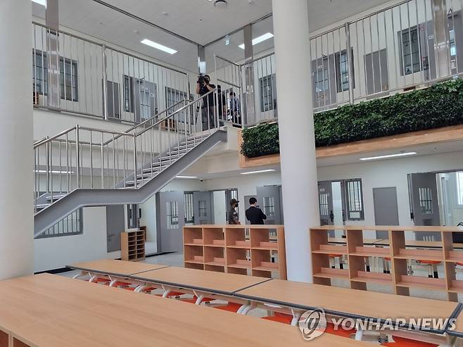 국군교도소 수용동 내부 (서울=연합뉴스) 하채림 기자 = 국방부가 23일 경기 이천시 국군교도소에서 신축 수용동 준공식을 앞두고 수용동의 내외부를 공개했다. 사진은 공개된 국군교도소 수용동 내부 모습. 2022.6.23 tree@yna.co.kr