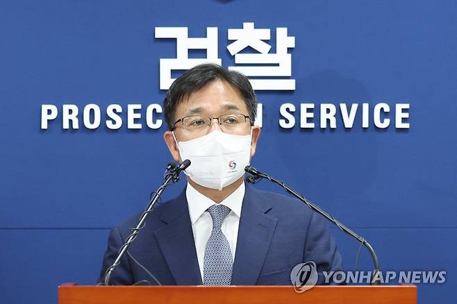 보이스피싱 정부합수단 출범 (서울=연합뉴스) 김주성 기자 = 문홍성 대검찰청 반부패강력부장이 23일 오전 서울 서초동 대검찰청 기자실에서 보이스피싱 범죄 근절을 위한 정부 합동수사단 출범과 관련해 브리핑하고 있다. 대검은 경찰청·금융위원회·금융감독원·방송통신위원회 등 유관기관과 함께 '보이스피싱 범죄 정부합동수사단'(합수단)을 구성하고 단속을 시작할 예정이다. 2022.6.23 utzza@yna.co.kr
