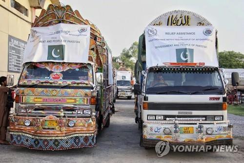 구호물자 싣고 아프가니스탄 향하는 파키스탄 트럭     (이슬라마바드 AP=연합뉴스) 23일(현지시간) 파키스탄 이슬라마바드의 한 창고에서 텐트와 담요, 응급 의약품 등 구호물자를 실은 트럭들이 아프가니스탄으로 떠날 준비를 하고 있다. 전날 아프가니스탄 남동부 산악지대에서는 규모 5.9의 강진이 발생해 많은 인명·재산 피해가 발생했다. [파키스탄 국가 재난 관리청 제공] 2022.6.23
    alo95@yna.co.kr
(끝)