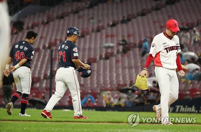 5회에 3실점 한 양현종 (광주=연합뉴스) 조남수 기자 = 23일 광주기아챔피언스필드에서 열린 프로야구 2022 KBO리그 롯데 자이언츠와 KIA 타이거즈의 경기에서 5회에 황성빈 등 롯데 선수에게 3안타 1볼넷을 허용하며 3실점 한 KIA 양현종이 이닝을 마치고 더그아웃으로 향하고 있다. 2022.6.23 iso64@yna.co.kr