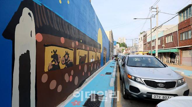 우암동 대로변 건물벽에 그려진 소막사 풍경