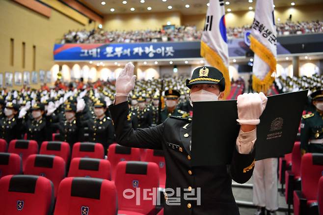 24일 충북 괴산 육군학생군사학교에서 열린  ‘학사사관 67기 및 간부사관 43기 통합임관식’에서 신임장교들이 임관 선서를하고 있다. (사진=육군)