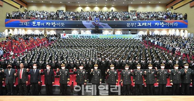 24일 충북 괴산 육군학생군사학교에서 열린 ‘학사사관 67기 및 간부사관 43기 통합임관식’에서 박정환(앞줄 왼쪽 일곱째) 육군참모총장을 비롯한 참석자들이 기념촬영을 하고 있다. (사진=육군)