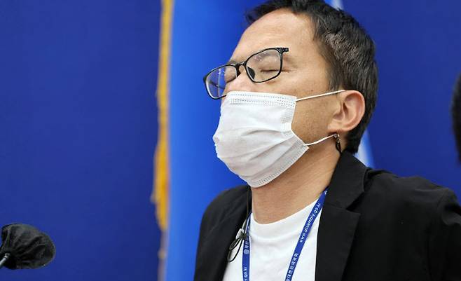박주민 더불어민주당 의원이 23일 오전 서울 여의도 국회에서 열린 정책조정회의에 부러진 안경을 착용한 채 참석했다. (사진=공동취재)
