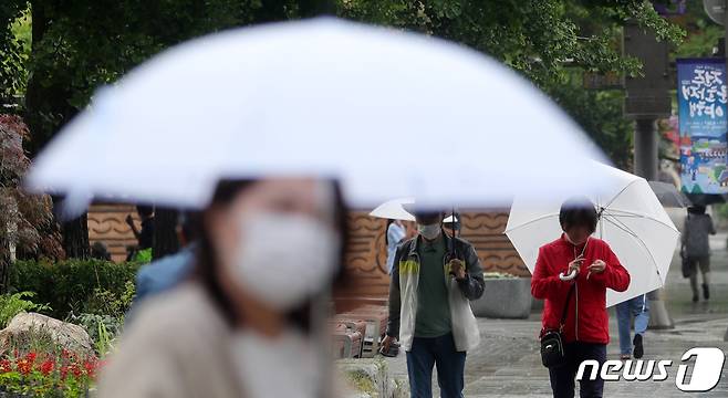 비가 내린 7일 전북 전주시 한옥마을에서 우산을 쓴 시민들이 발걸음을 옮기고 있다. 2022.6.7/뉴스1 © News1 유경석 기자