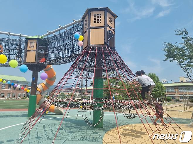 성주군어린이놀이터 놀벤져스3호에서 어린이들이 놀이시설을 이용하고 있다. (성주군 제공)© 뉴스1