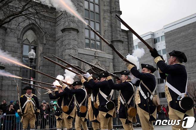 미국 독립 전쟁 재연자들이 매사추세츠 사우스 보스턴에서 열린 성 패트릭의 날 퍼레이드에서 머스킷 총을 발사하고 있는 모습. 2017.03.19/뉴스1 © AFP=뉴스1 © News1 김민수 기자