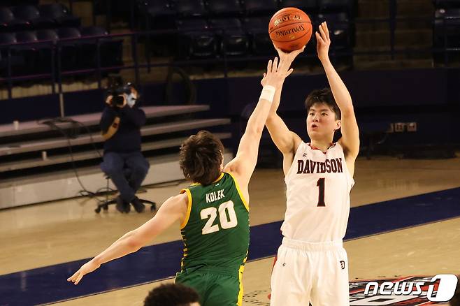 이현중(오른쪽) © 로이터=뉴스1