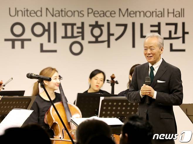 6·25전쟁 72주년을 하루 앞둔 24일 부산 남구 유엔평화기념관에서 열린 '금난새의 이야기가 있는 유엔평화음악회 The peace'에서 금난새 지휘자가 이야기를 하고 있다. 2022.6.24/뉴스1 © News1 김영훈 기자