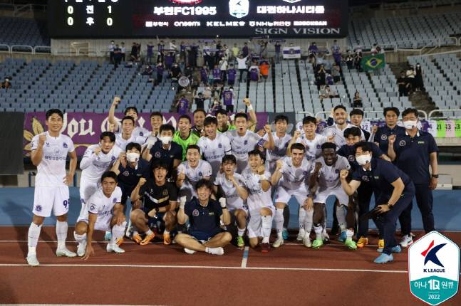 안양 선수단이 22일 부천을 꺾고 단체 세리머니를 하고 있다. 제공 | 한국프로축구연맹