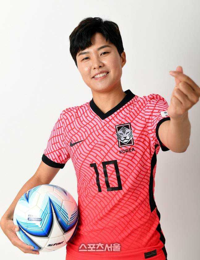 제30회 여왕기 전국여자축구대회 홍보대사 지소연이 지난 9일 서울 중구 스포츠서울 본사에서 프로필 촬영을 하며 손하트를 날리고 있다. 최승섭기자 thunder@sportsseoul.com