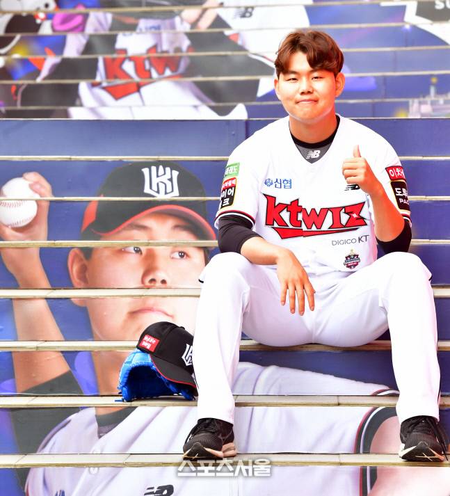 KT 소형준은 스포츠서울 창간 37주년 특집 인터뷰에서 “야구 ‘직관’에 빠지면 매력이 빠질 수밖에 없다”고 강조한 뒤 관중 출입 계단에 앉아 포즈를 취하고 있다. 수원 | 강영조기자kanjo@sportsseoul.com