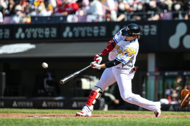 KIA 나성범이 어린이날 기념 유니폼을 입고 홈런을 쏘아 올리고 있다. 사진제공 | KIA 타이거즈