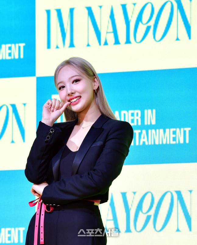 트와이스 나연이 24일 첫 솔로앨범 ‘IM NAYEON’을 발표하며 솔로 아티스로 전격 데뷔했다. 나연은 여의도 페어몬트 앰버서더에서 기자간단회를 열어 솔로앨범 ‘IM NAYEON’과 타이틀곡 ‘POP!’등 7곡을 공개하며 자신감 넘치는 무대를 선보였다.2022.6.23.여의도 | 강영조기자kanjo@sportsseoul.com