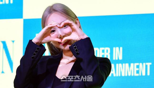 트와이스 나연이 24일 첫 솔로앨범 ‘IM NAYEON’을 발표하며 솔로 아티스로 전격 데뷔했다. 나연은 여의도 페어몬트 앰버서더에서 기자간단회를 열어 솔로앨범 ‘IM NAYEON’과 타이틀곡 ‘POP!’등 7곡을 공개하며 자신감 넘치는 무대를 선보였다.2022.6.23.여의도 | 강영조기자kanjo@sportsseoul.com