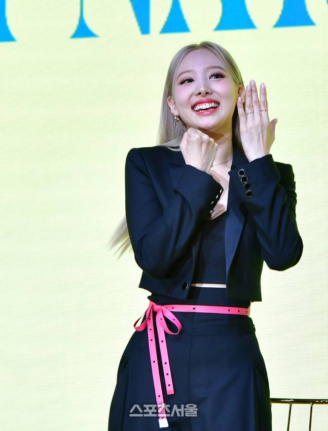 트와이스 나연이 24일 첫 솔로앨범 ‘IM NAYEON’을 발표하며 솔로 아티스로 전격 데뷔했다. 박선영 아나운서와 질의응답을 하는 나연.여의도 | 강영조기자kanjo@sportsseoul.com