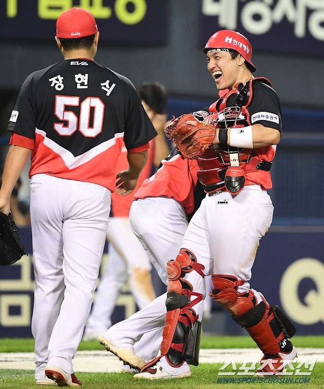 2022 KBO리그 두산베어스와 KIA타이거즈의 경기가 24일 서울잠실야구장에서 열렸다. KIA 마무리 장현식이 팀의 4대3 승리를 확정짓고 박동원과 환호하고 있다. 잠실=최문영 기자 deer@sportschosun.com/2022.06.24/