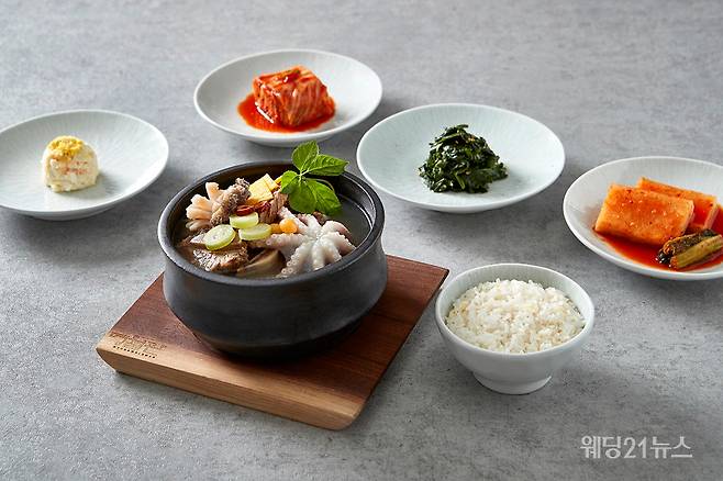 워커힐의 한우 숯불구이 전문점 '명월관'에서 선보이는 여름 보양식 '삼삼탕'