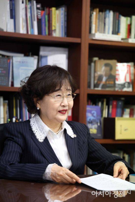 김명자 서울국제포럼 회장이 8일 아시아경제와 인터뷰하고 있다. /문호남 기자 munonam@