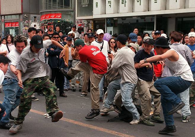 조선일보 아카이브에 저장된 1990년대 압구정 로데오 거리 사진이다. 함께 붙어있는 사진 설명이 흥미롭다. "국적불명의 외래문화에 물들어 있는 압구정 젊은이들이 로데오 거리에서 슬램 춤을 추며 놀고 있다. 1999년 5월 2일 촬영."/조선일보 DB