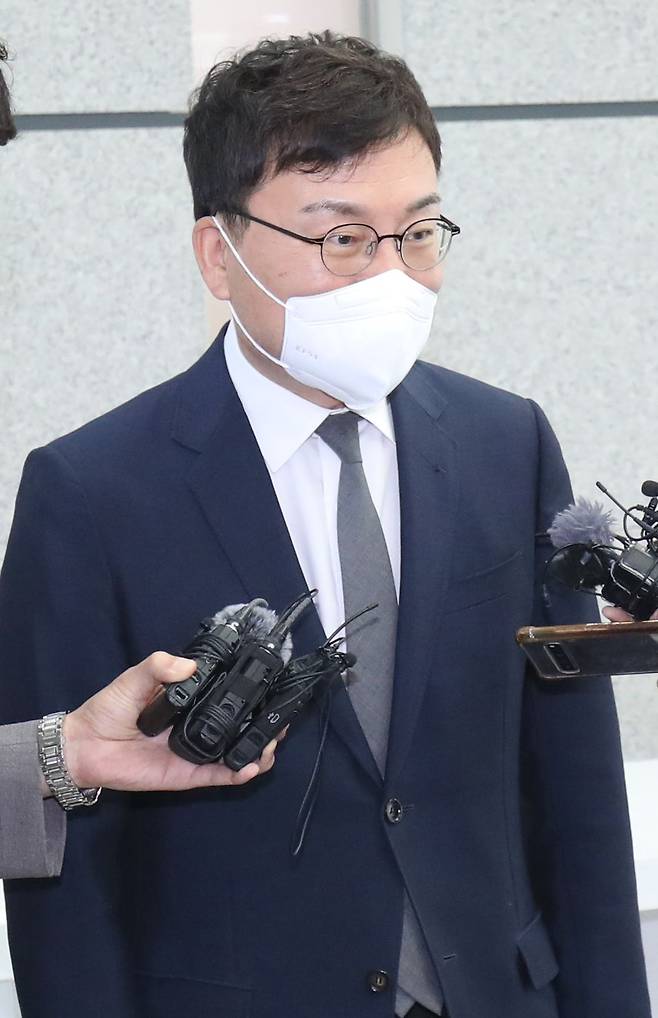 이상직 전 의원이 전주지법에서 열린 공판 출석에 앞서 취재진의 질의에 답변을 하고 있다. /뉴스1