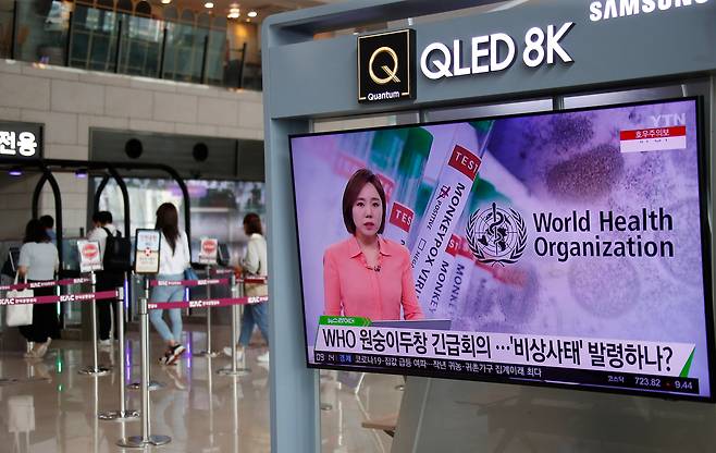 (김포공항=뉴스1) 권현진 기자 = 국내 첫 원숭이두창 확진자가 발생한 가운데 24일 김포공항 국내선 입국장 TV에 원숭이두창 관련 뉴스가 나오고 있다. 2022.6.24./뉴스1