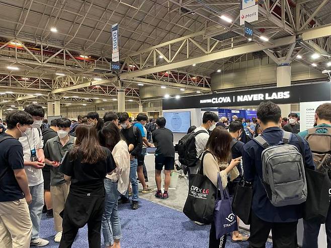 지난 19~24일 미국 뉴올리언스 모리얼 컨벤션 센터에서 개최된 CVPR 2022 학회장 내 네이버 부스에 참가자들이 모여있다.ⓒ
