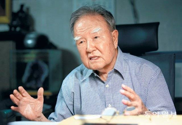 2017년 구순을 맞은 조순 서울대 명예교수가 본보와 인터뷰를 하고 있는 모습. 동아일보 DB