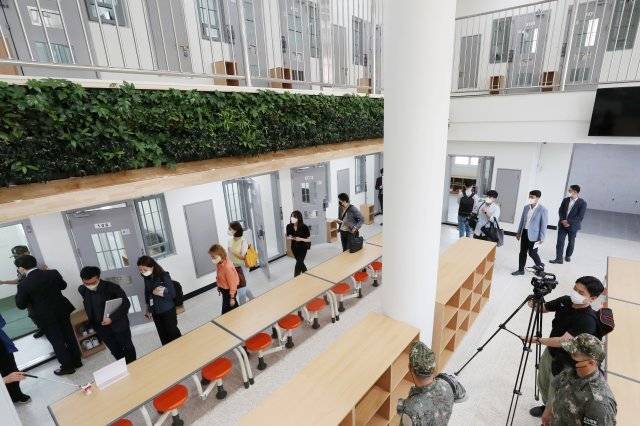 지난 20일 경기 이천 국군교도소 신축 시설에서 군 관계자들이 23일 완공을 앞두고 취재진에 내부를 개방해 시설을 안내하고 있다. 수용시설 내부(사진 좌측)에는 공기정화식물이 자리잡고 있다. 뉴스1