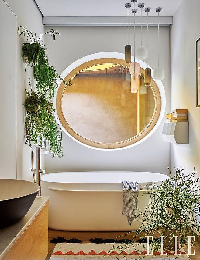 욕조와 세면대, 천장 조명까지 욕실을 이루는 요소는 모두 둥근 곡선으로 통일했다.