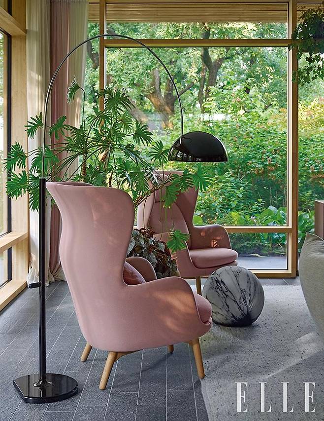 하이메 아욘이 디자인한 라운지 체어 ‘로(Ro)’는 프리츠 한센 제품. 블랙 컬러의 플로어 램프는 올루스(Oluce)의 ‘쿠페 3320(Coupe` 3320)’. 둥그런 대리석처럼 생긴 퍼프 의자는 마우리치오 갈란테(Maurizio Galante)의 디자인으로 발레리 이탈리아(Baleri Italia) 제품.