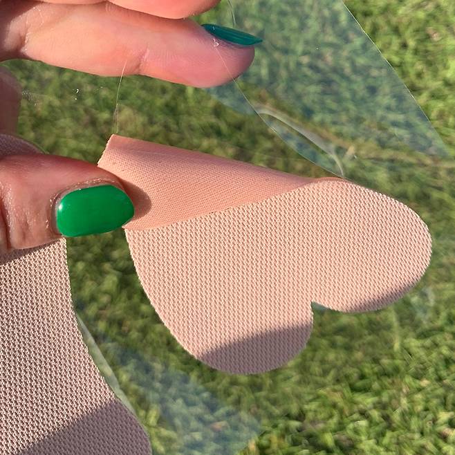 UVA/UVB를 93.9%이상 차단하는 골프 패치. 안쪽은 하이드로겔로 촉촉하게 피부를 보호하고, 바깥쪽은 자외선 차단 인증 받은 기능성 원단으로 자외선을 완벽 차단한다. 시트가 아주 얇아 장시간 붙이고 있어도 답답함이 느껴지지 않고 접착력도 매우 우수한 편!