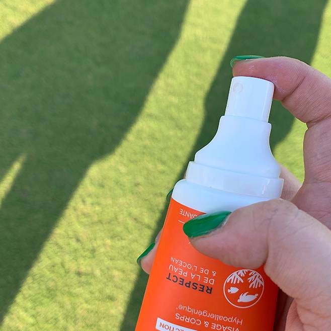 가스 충전식 스프레이가 아닌 일반 미스트 분사 스프레이 노즐이 달린 제품. 기내에도 반입 가능해 해외 여행갈 때 쓰기 간편하다.