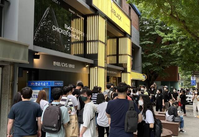 이마트24와 검은사막이 손잡고 서울 종로구 삼청동에 선보인 팝업스토어 \