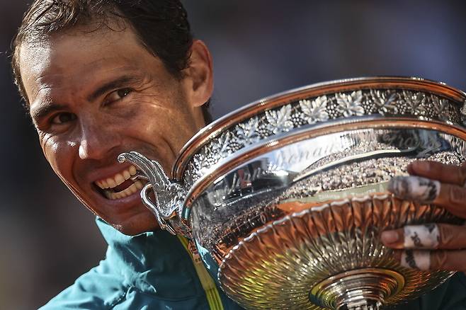 라파엘 나달이 올해 프랑스오픈을 우승한 뒤 트로피를 깨물고 있다. EPA 연합뉴스