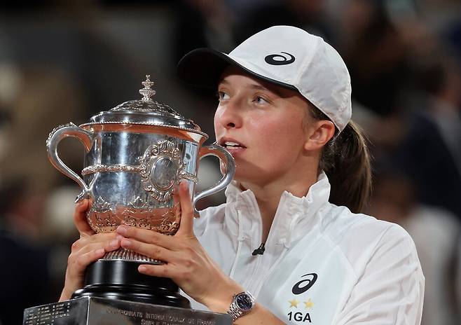 올해 프랑스오픈 우승컵을 차지한 이가 시비옹테크. UPI 연합뉴스